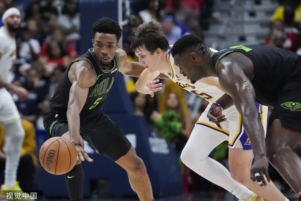 她也致力于 她也致力于